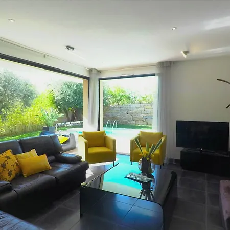 Le Hameau De La Crique De L'anglaise